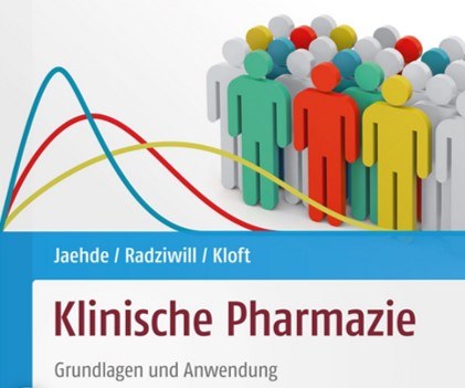 Eine Wissenschaftlerin und ein Wissenschaftler arbeiten hinter einer Glasfassade und mischen Chemikalien mit Großgeräten.
