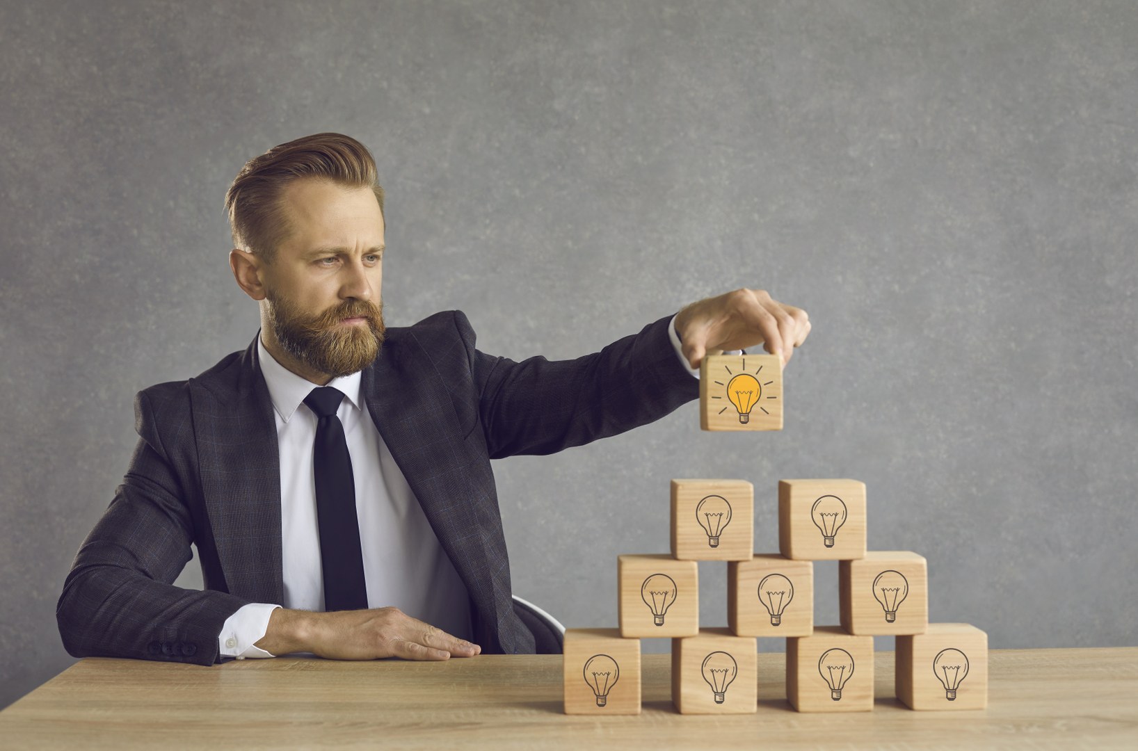 Eine Wissenschaftlerin und ein Wissenschaftler arbeiten hinter einer Glasfassade und mischen Chemikalien mit Großgeräten.